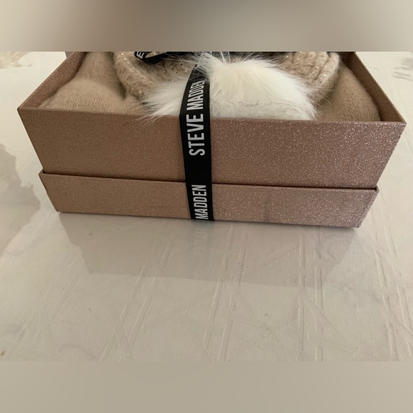 BRAND NEW Steve Madden beanie scarf set - Picture 6 of 9